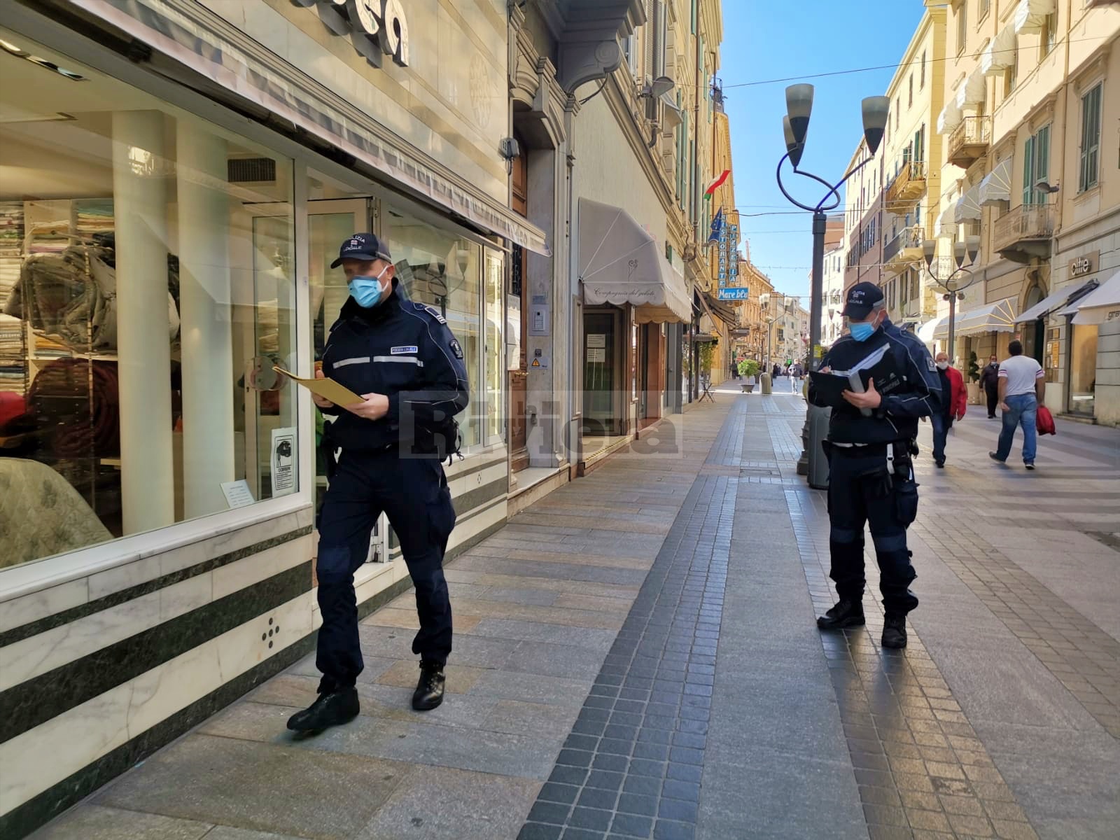 Polizia locale Sanremo controlli via Matteotti_02