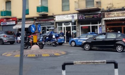 Controlli della polizia nei negozi di via Martiri a Sanremo, identificate alcune persone