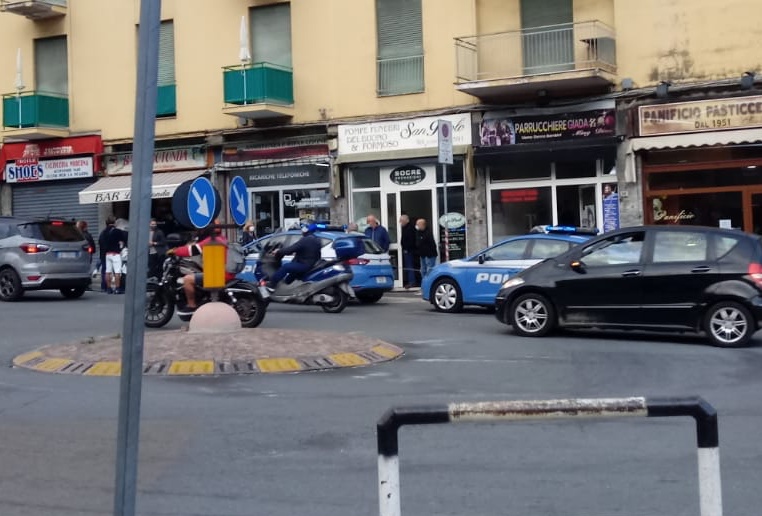 Controlli della polizia nei negozi di via Martiri a Sanremo, identificate alcune persone
