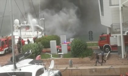 A fuoco yacht, nube di fumo in rada