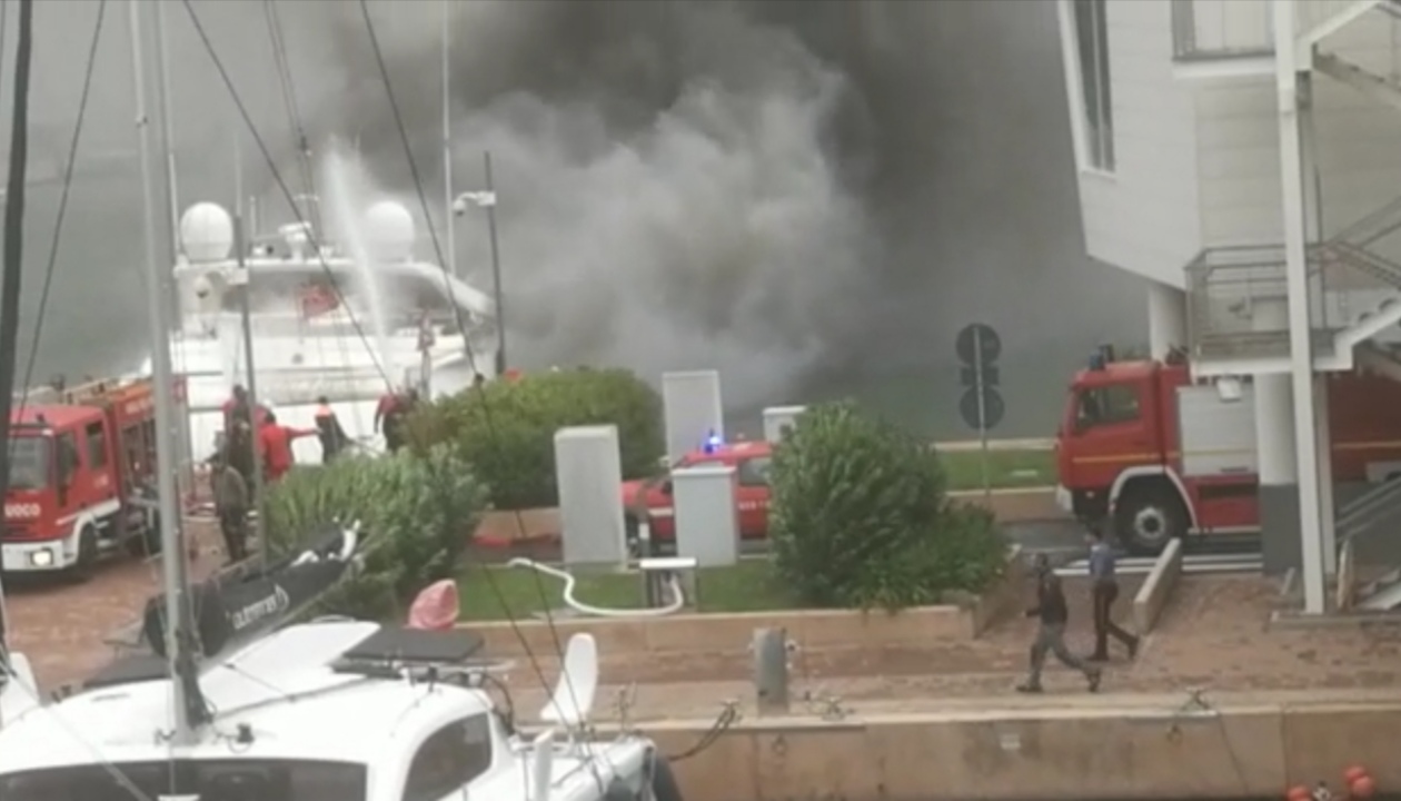 A fuoco yacht, nube di fumo in rada