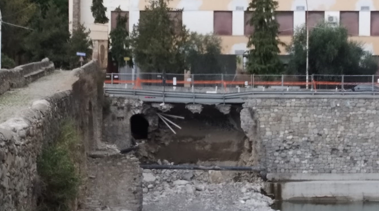 Crollo dell’argine: autocisterna in arrivo a Taggia
