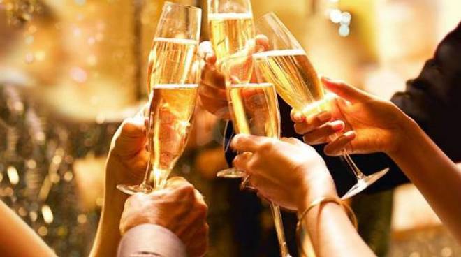 Festeggiano Capodanno in casa, 15 contagiati e 30 in quarantena