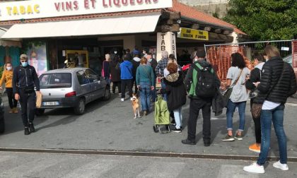 Corsa a liquori e sigarette prima del lockdown: francesi invadono tabaccai alla frontiera