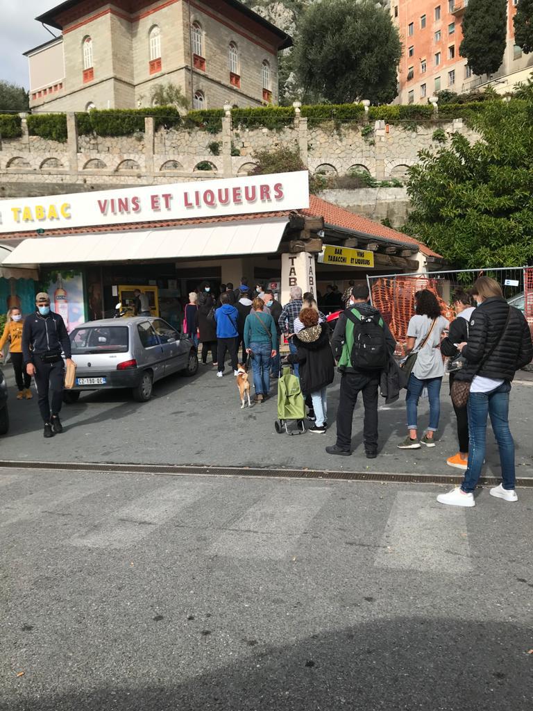 Corsa a liquori e sigarette prima del lockdown: francesi invadono tabaccai alla frontiera