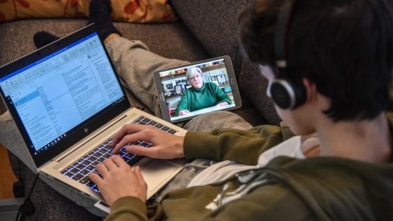 Operatore scolastico positivo: isolamento fiduciario e didattica a distanza per 120 studenti