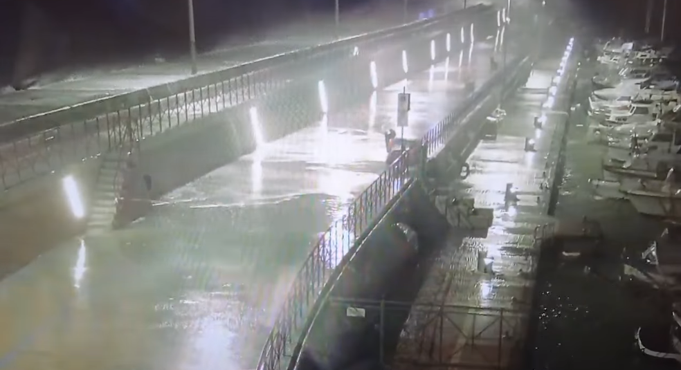 Le onde si abbattono violentemente contro il molo, il video della mareggiata