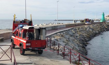 Muore tra gli scogli mentre passeggia sul molo