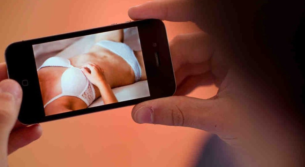 Revenge porn con le foto hard della ex: spedizione punitiva contro un 23enne a Ventimiglia
