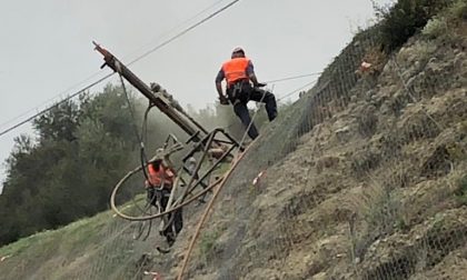Frana di via Toscanini: rocciatori al lavoro per mettere in sicurezza la parete a Ventimiglia