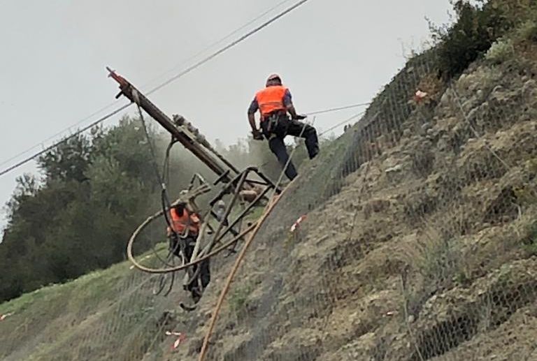 Frana di via Toscanini: rocciatori al lavoro per mettere in sicurezza la parete a Ventimiglia