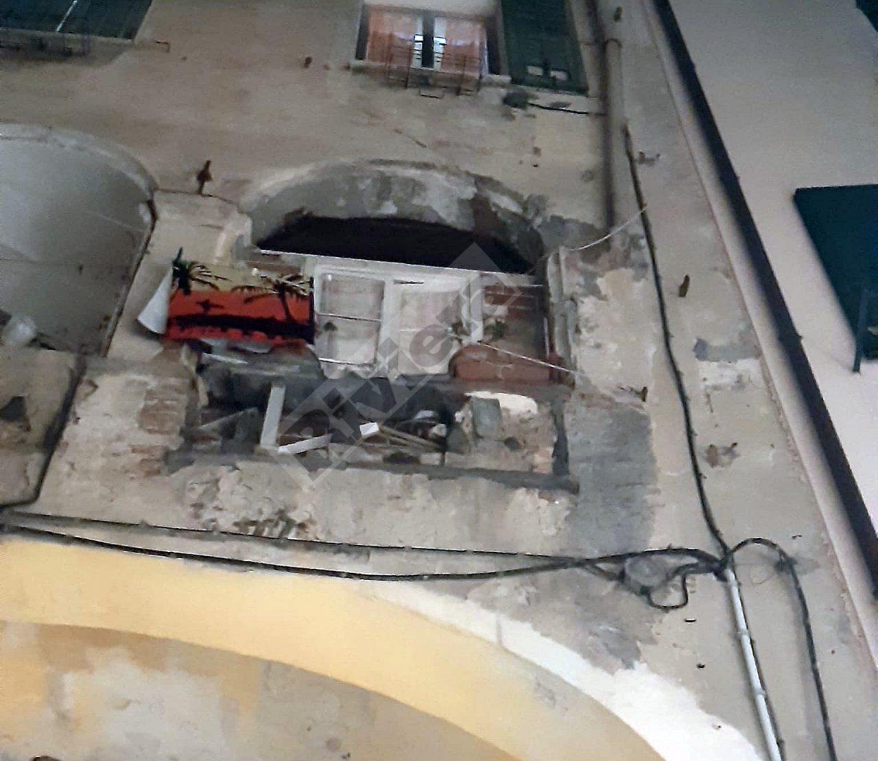 Crollano calcinacci da un’abitazione di Sanremo, transennata la zona