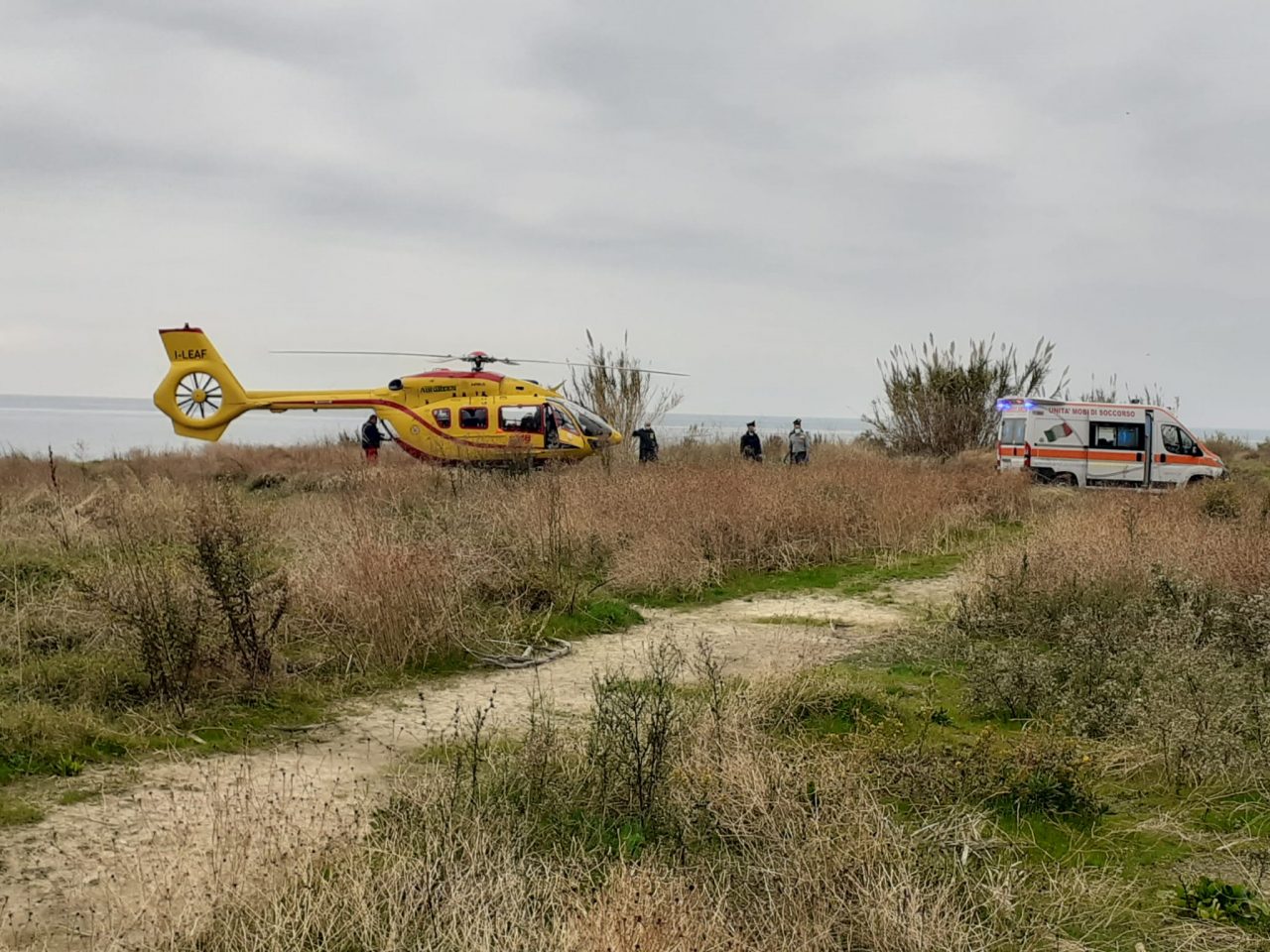 Cade da un muro a Sanremo: grave una donna in elicottero al Santa Corona
