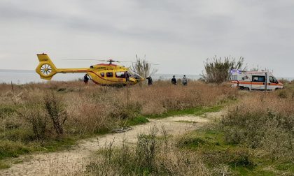 Cade da un muro a Sanremo: grave una donna in elicottero al Santa Corona