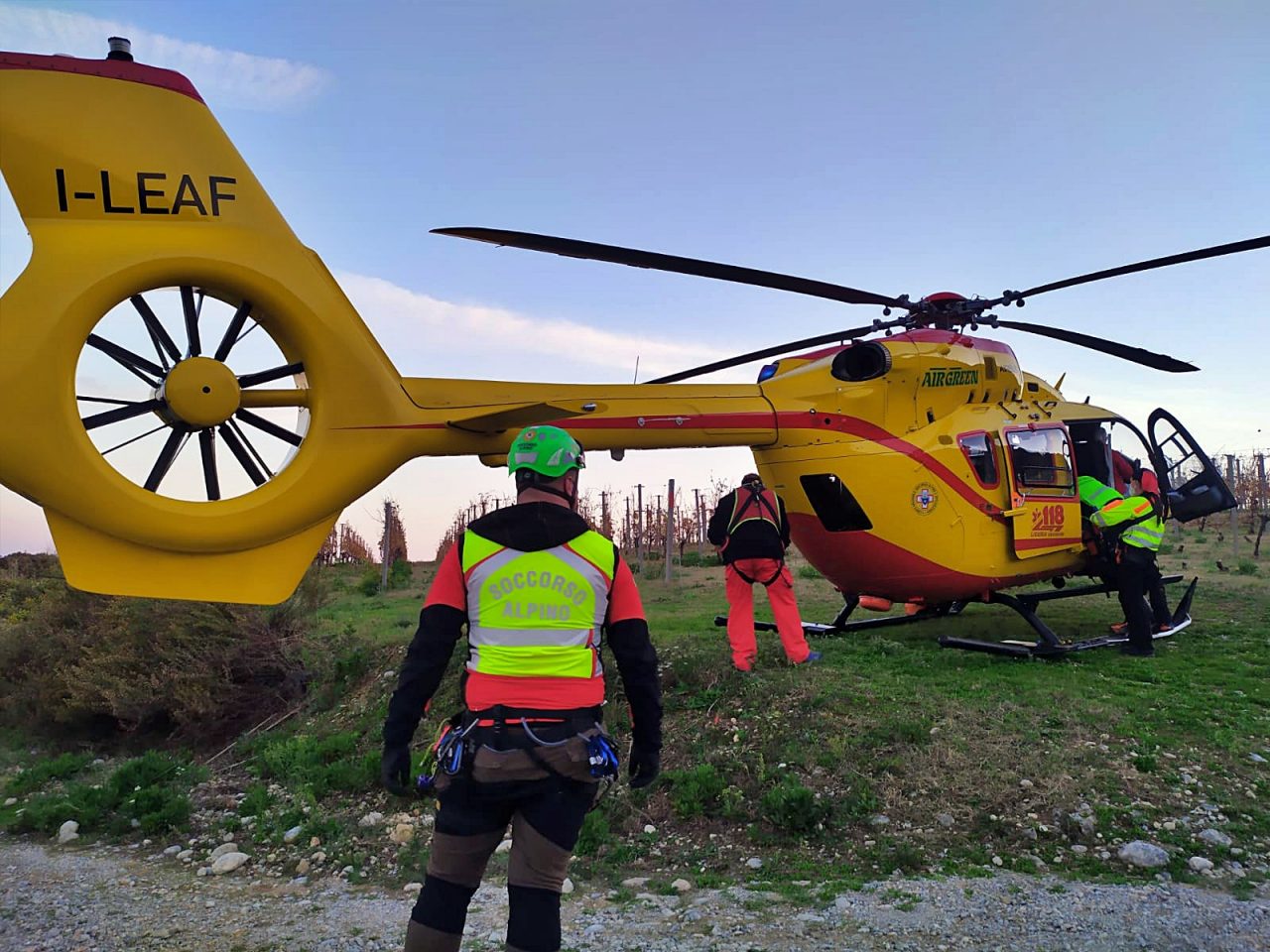 Mobilitazione di soccorsi a Imperia per un uomo caduto da un albero