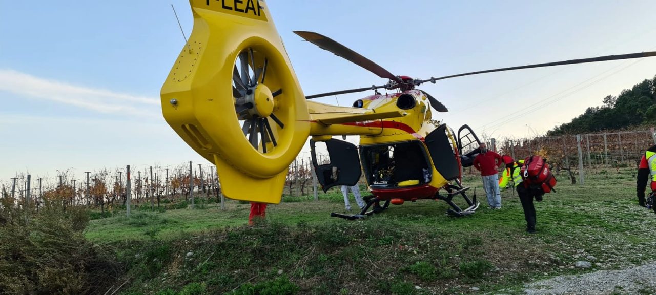 Cade da una pianta di olivo nel Golfo dianese: è grave, interviene l’elisoccorso