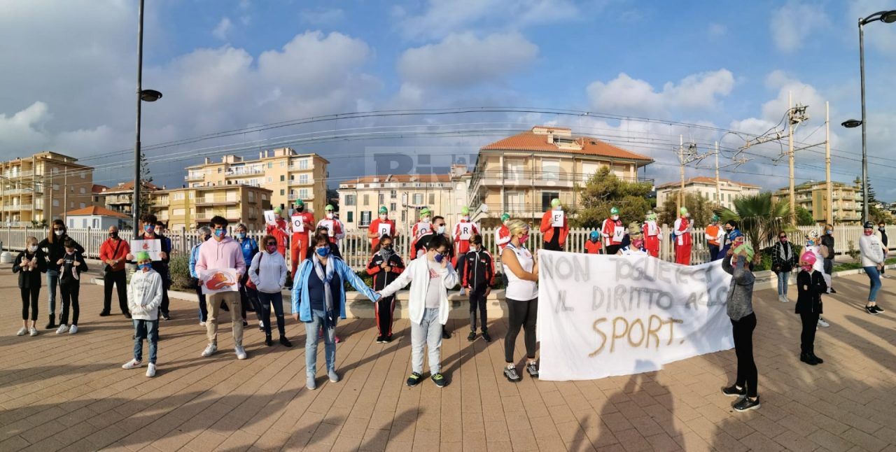 Flash mob a Bordighera contro la chiusura della piscina e delle attività sportive