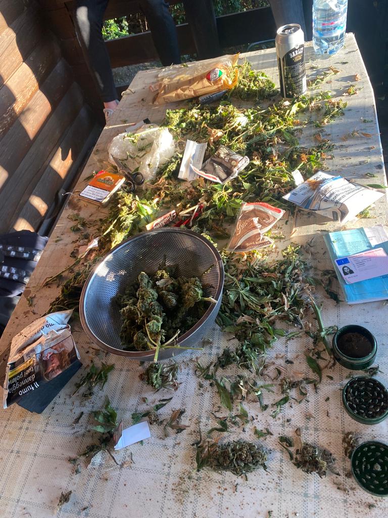 Giovane assolda due “consumatori” per raffinare la droga e li paga in marijuana