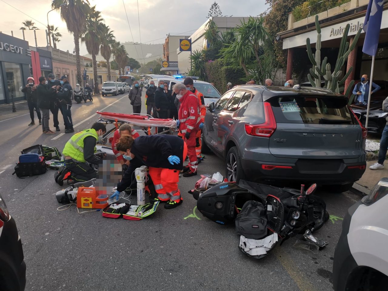 Morta la donna falciata da uno scooter condotto da un 15enne a Sanremo. Video