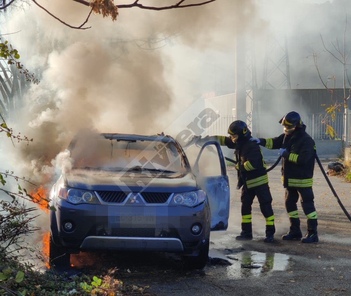 Incendio auto suv Mitsubishi francese Parco Roya Bevera Ventimiglia