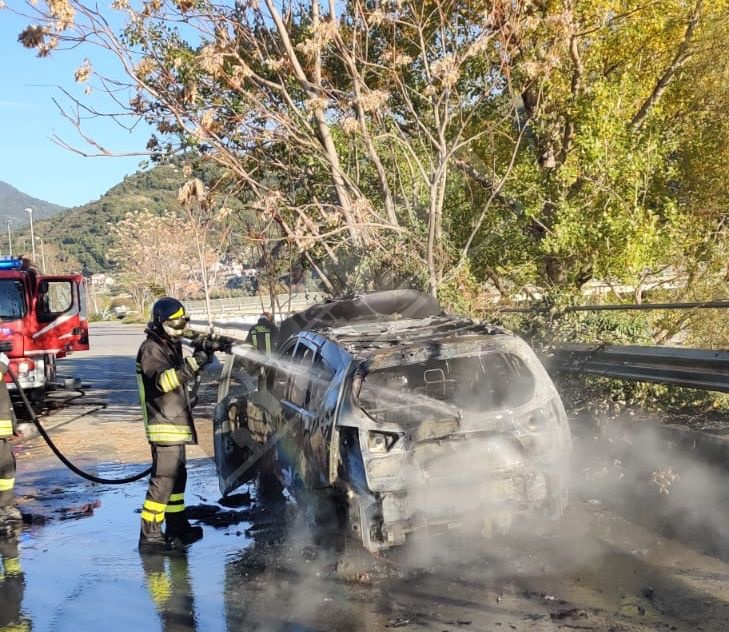 Incendio auto suv Mitsubishi francese Parco Roya Bevera Ventimiglia_02