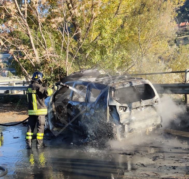 Incendio auto suv Mitsubishi francese Parco Roya Bevera Ventimiglia_03