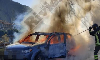 Brucia un suv a Ventimiglia: probabile attentato, forse era rubato. Le foto