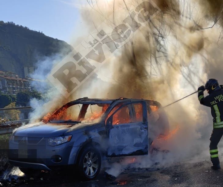 Incendio auto suv Mitsubishi francese Parco Roya Bevera Ventimiglia_05
