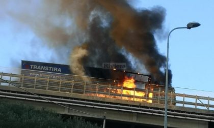 Brucia un camion sull'Autofiori a Costarainera, intervengono due squadre dei vigili del fuoco