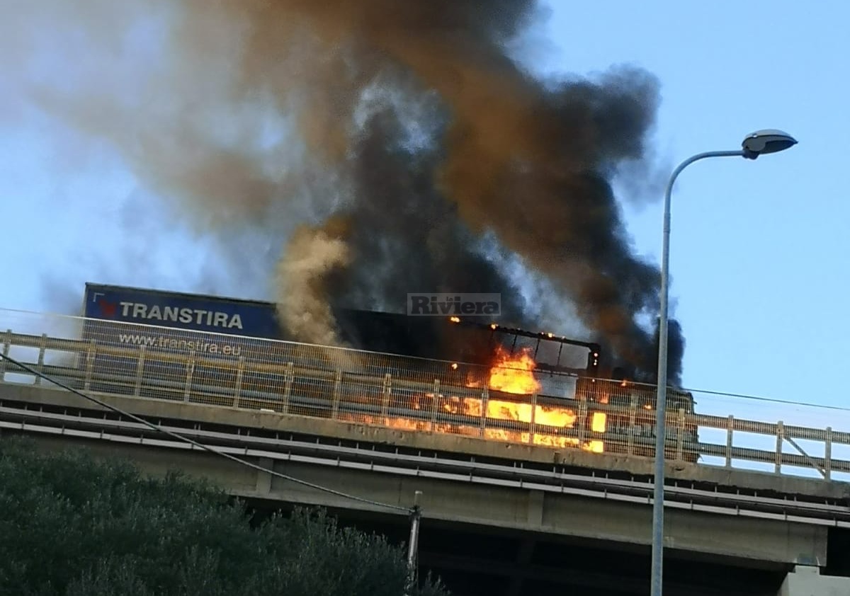 Brucia un camion sull’Autofiori a Costarainera, intervengono due squadre dei vigili del fuoco