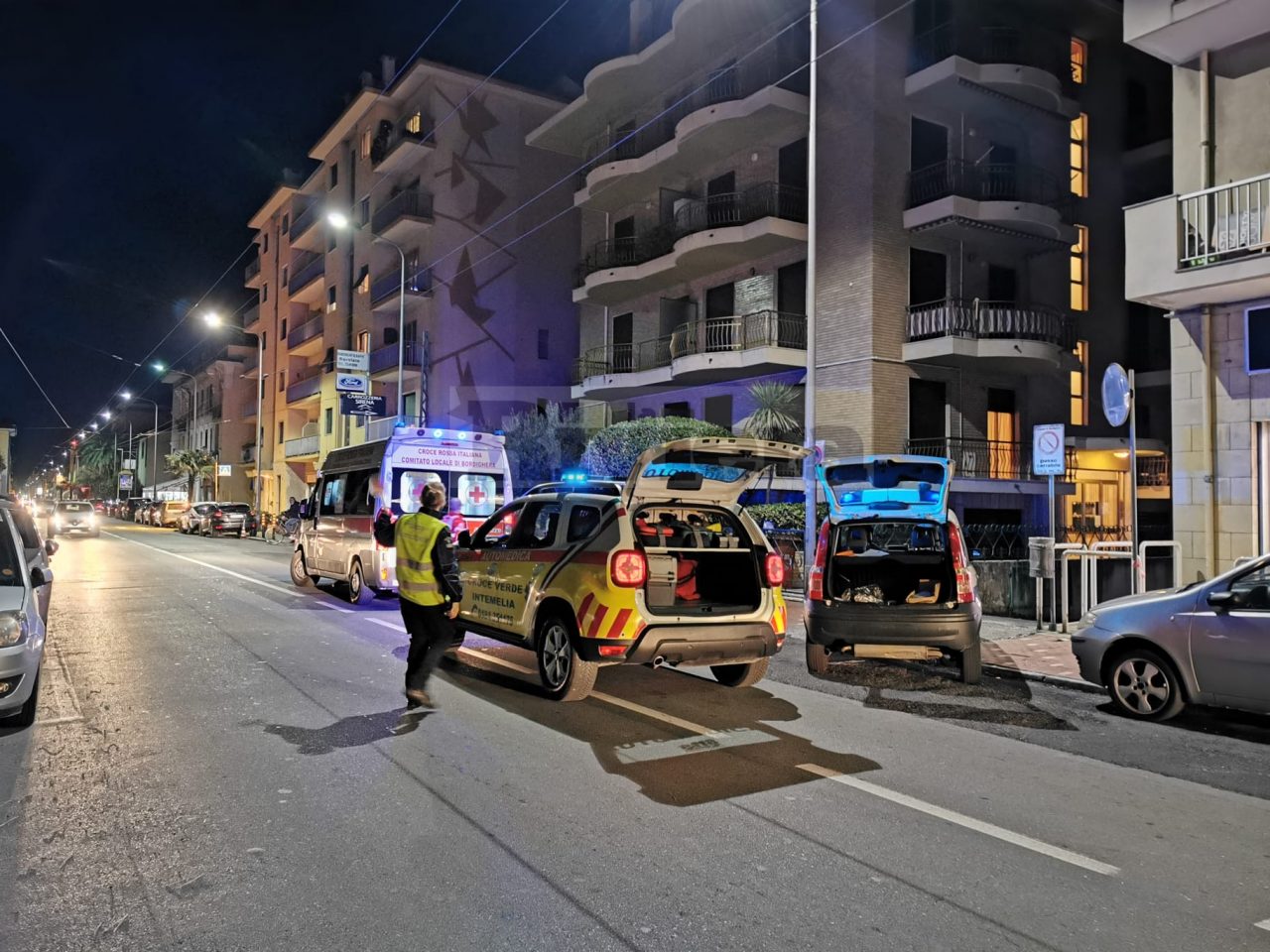 Il cane la trascina sulla strada e la investe uno scooter