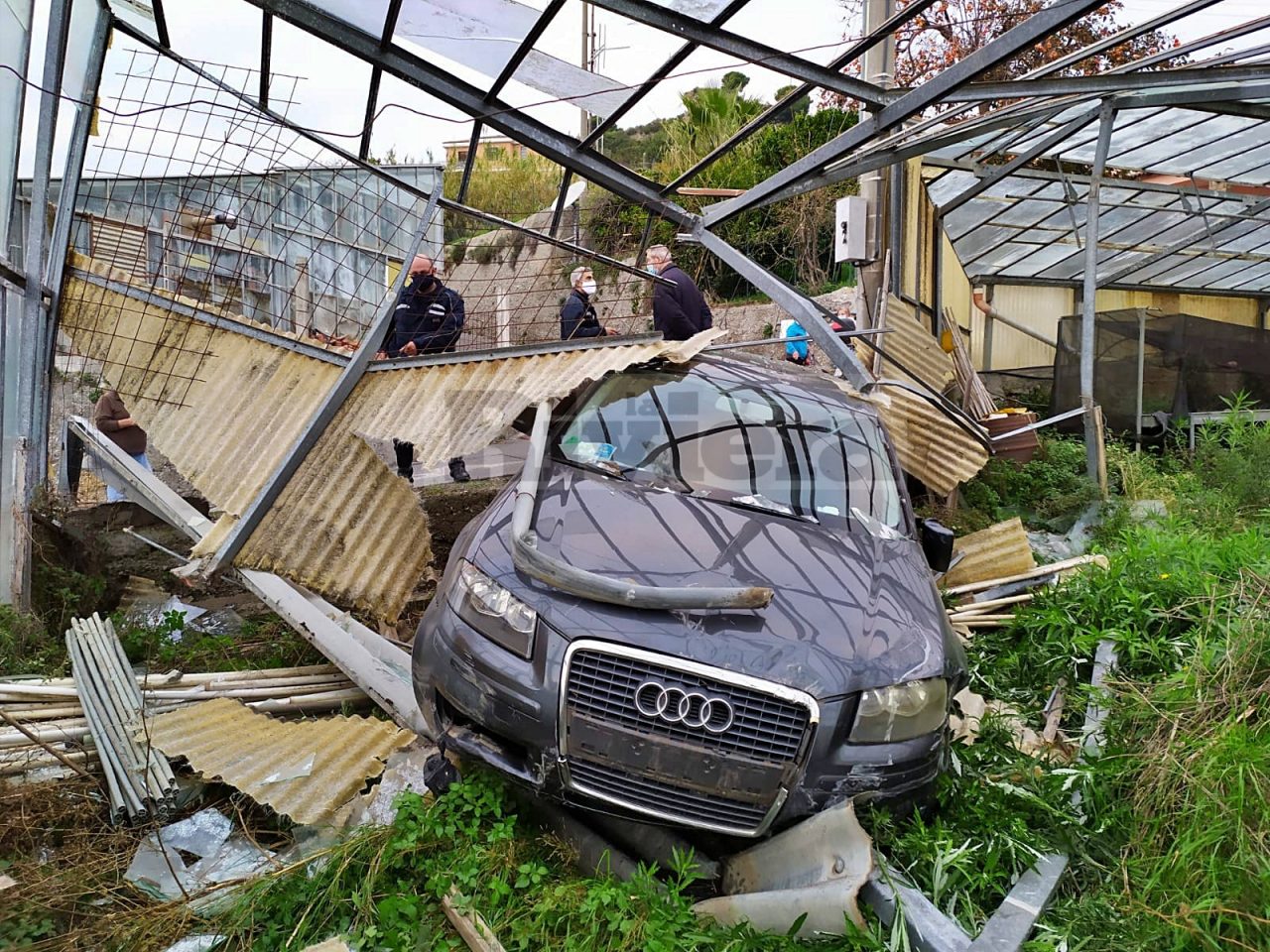 Sbaglia manovra e finisce con l’auto dentro una serra a Ventimiglia