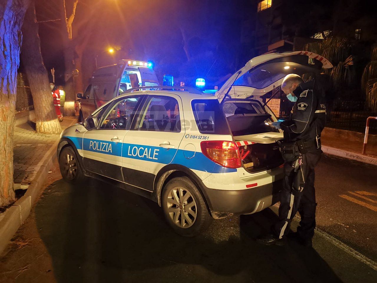Sassaiola contro gli agenti che intervengono per un assembramento a Sanremo
