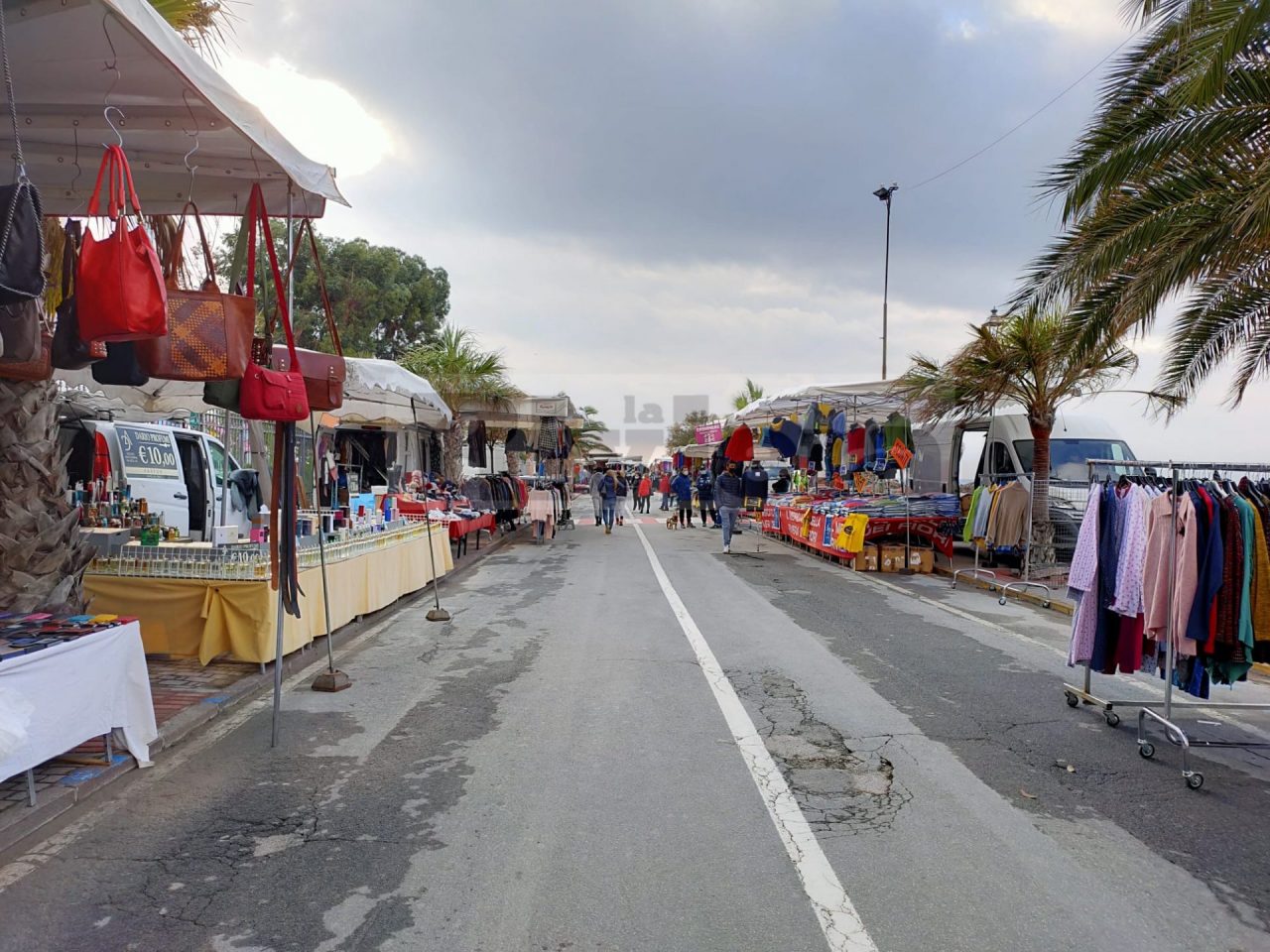 Ambulanti imperiesi in “zona rossa” per il lockdown in Francia. Video e foto al mercato del venerdì