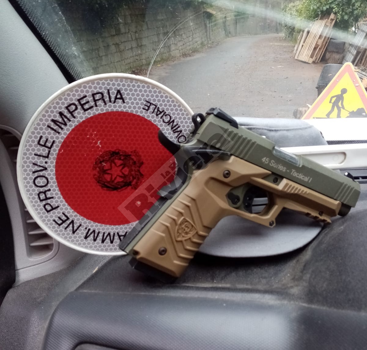 Anziana va a funghi e trova una pistola a Ceriana
