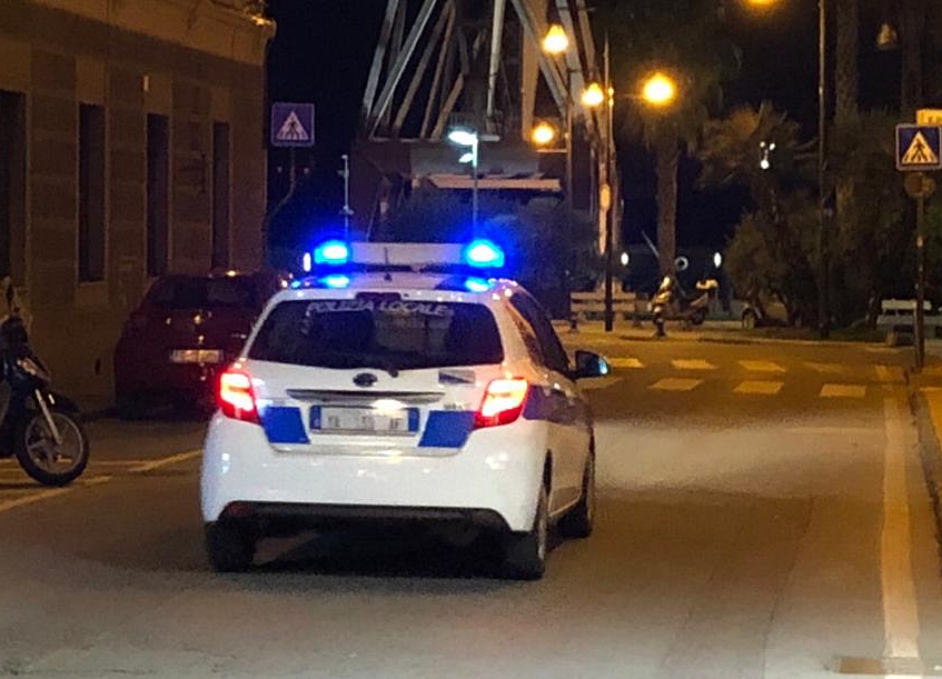 Apericena fuori dal ristorante di Imperia: 450 euro di multa al titolare e 5 giorni di chiusura