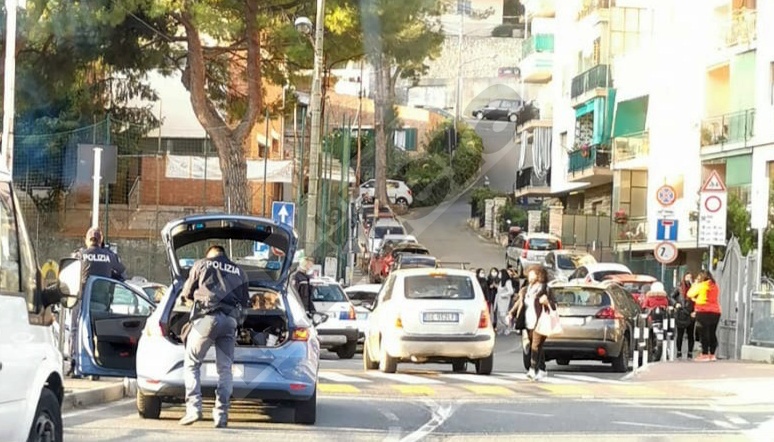 Sanremo: lite tra il personale scolastico e il padre di una studentessa, interviene la polizia