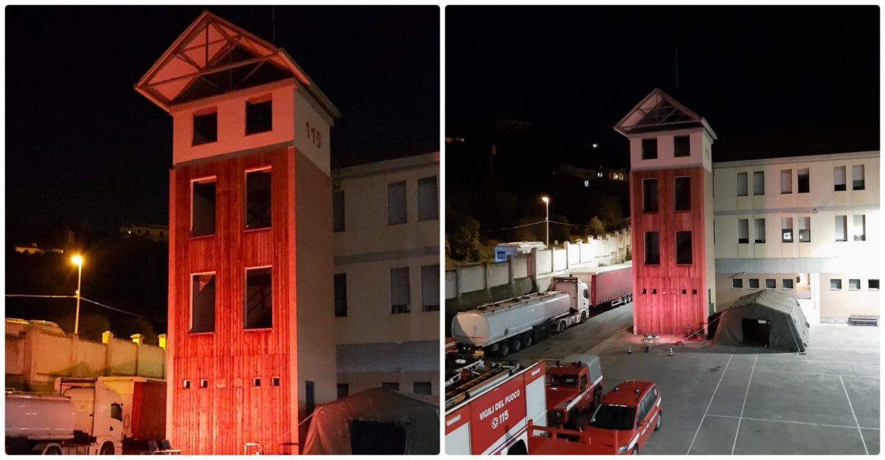 La torre di manovra dei vigili del fuoco si illumina di arancione contro la violenza sulle donne