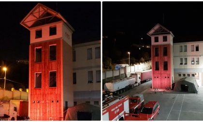 La torre di manovra dei vigili del fuoco si illumina di arancione contro la violenza sulle donne