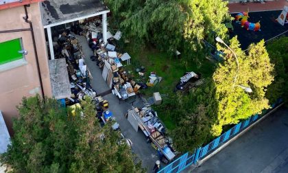 Arredi accatastati fuori dalla scuola a Ventimiglia, lo scenario non passa inosservato