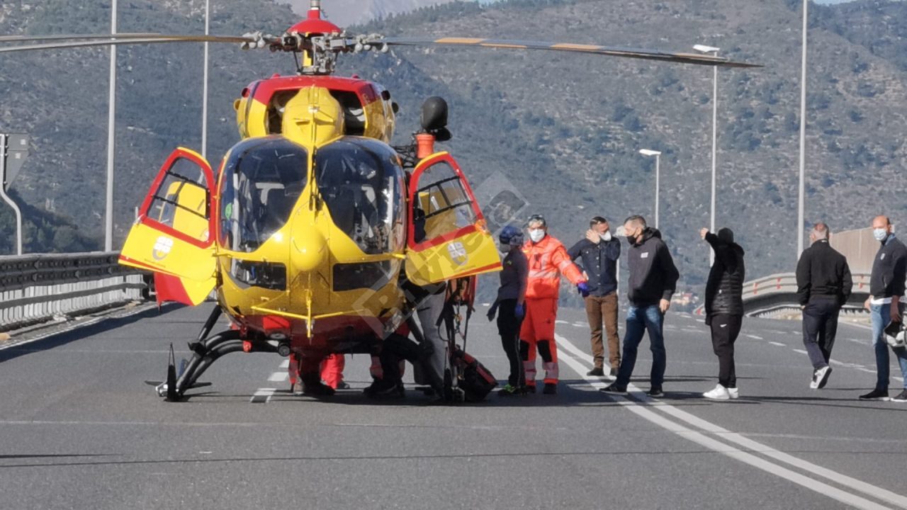 Schianto auto e scooter: gravissimo un uomo, sul cavalcavia atterra l’elisoccorso