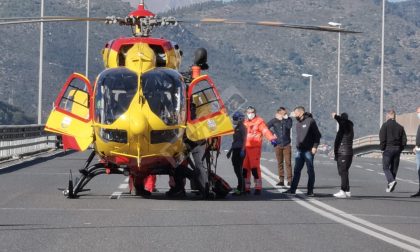 Schianto auto e scooter: gravissimo un uomo, sul cavalcavia atterra l'elisoccorso