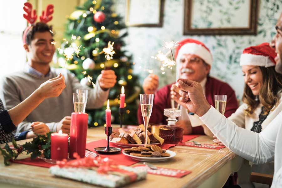Tra concessioni (poche) e divieti (tanti) ecco come passeremo le festività. Il Dpcm in pillole