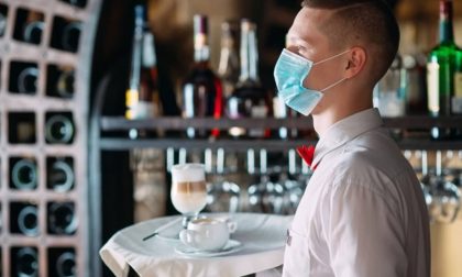 Serviva ai clienti dopo le 18. Barista e avventori multati