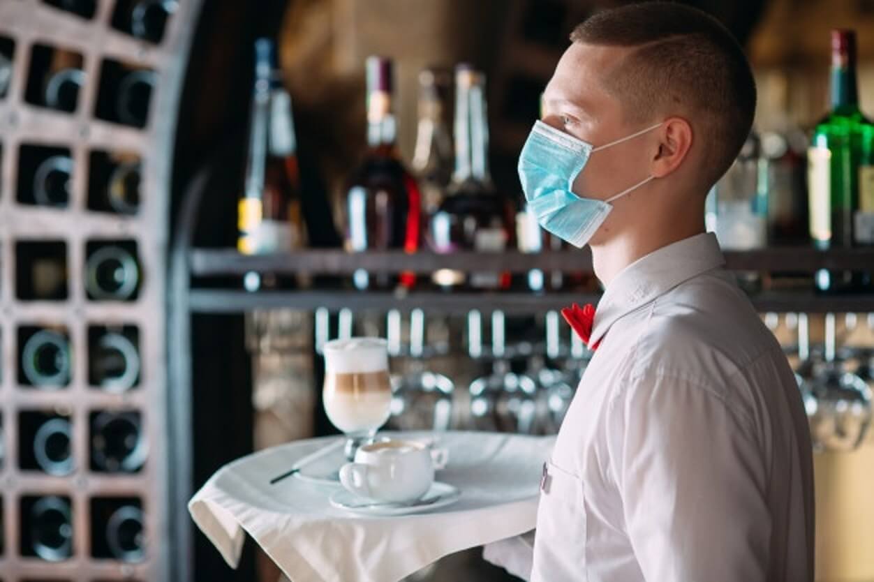 Serviva ai clienti dopo le 18. Barista e avventori multati
