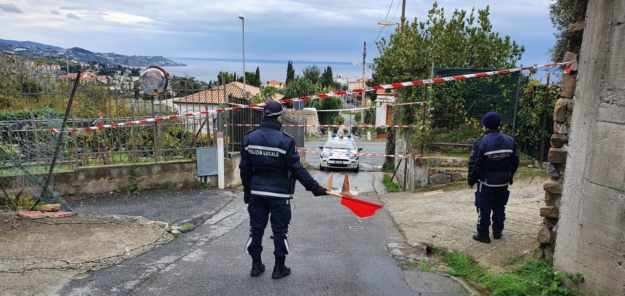 Voragine di un metro nella mulattiera a Coldirodi, strada chiusa