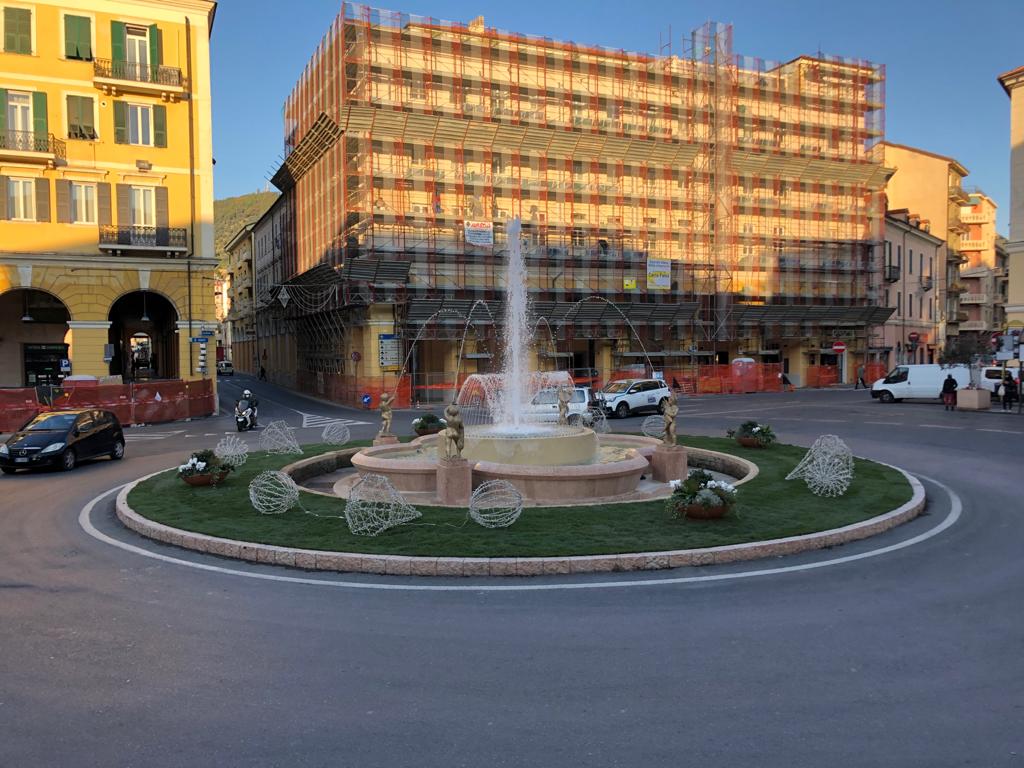 Riaperta la fontana di piazza Dante
