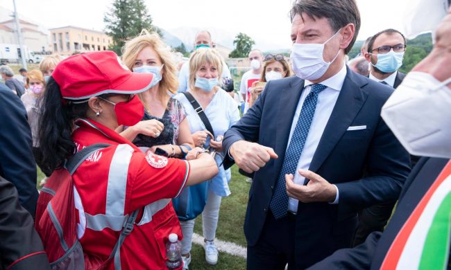 Conte ha firmato nella notte il Dpcm. Parrucchieri e barbieri aperti ovunque
