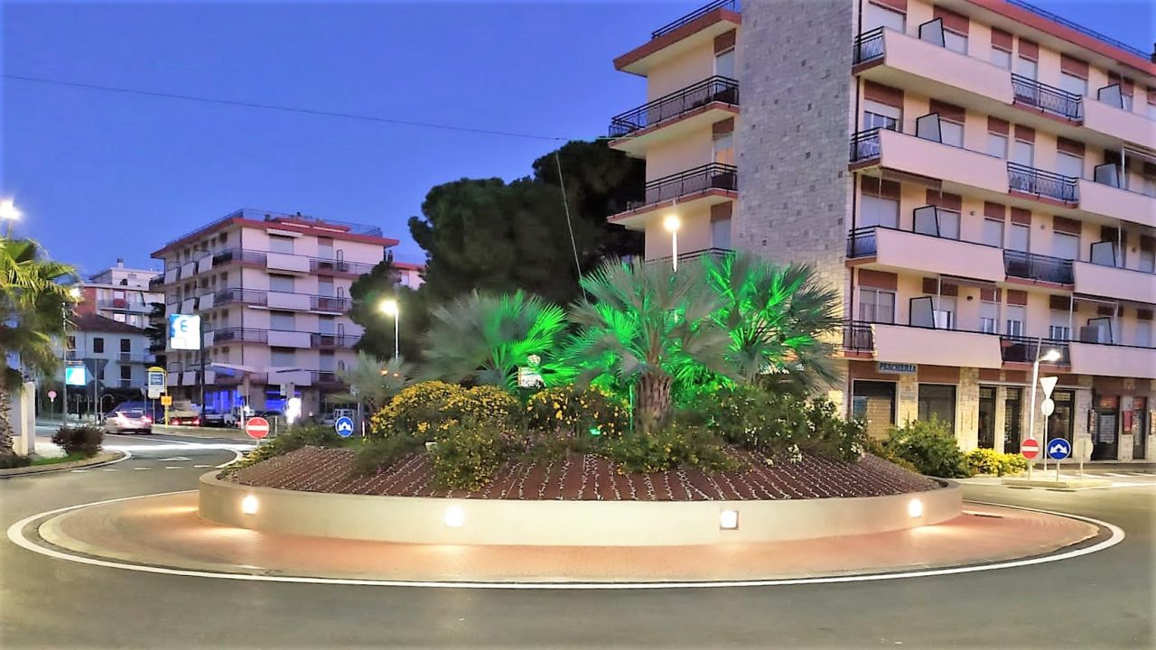 La rotonda si tinge di verde per i Diritti dell’Infanzia