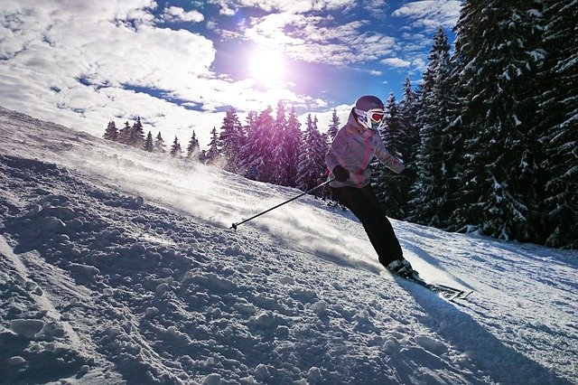 Natale e Covid, il no di Conte alle vacanze sulla neve